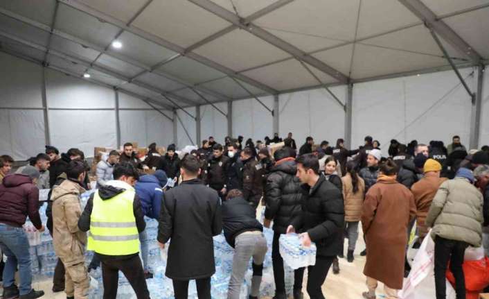 Erzincanlı hayırseverler deprem yardımları tasnif ediliyor. Yardım tırları Erzincan’dan deprem