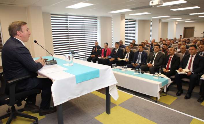 Erzincan merkeze bağlı köy muhtarları ile  istişare toplantısında bir