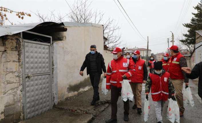 Erzincan Valisi Mehmet Makas, Kızılay gönüllüleri ile dar gelirli ailelere