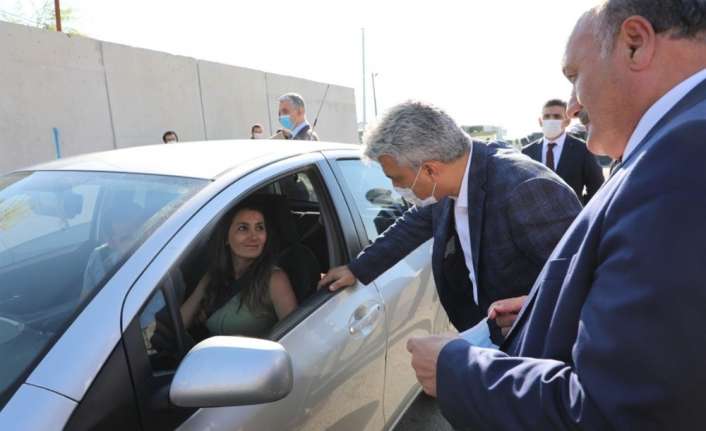 Erzincan Valisi Mehmet Makas, çalışan asker, polis ve hastane personeli