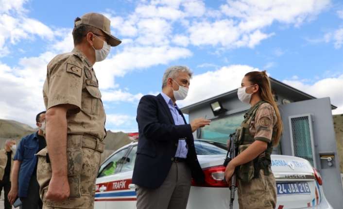 Erzincan Valisi Mehmet Makas, jandarma kontrol noktalarını ziyaret ederek incelemelerde