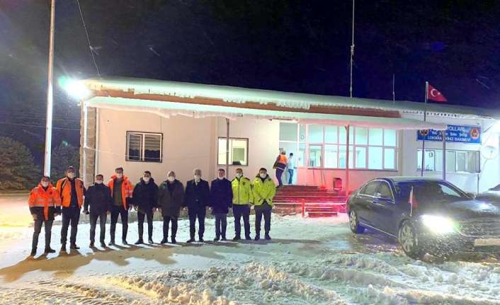 Erzincan Valisi Mehmet Makas, karla mücadele ekiplerini ziyaret etti.