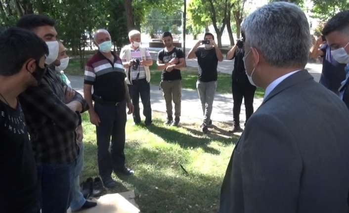 Erzincan Valisi Mehmet Makas, parkta maskesiz oturanları uyardı.