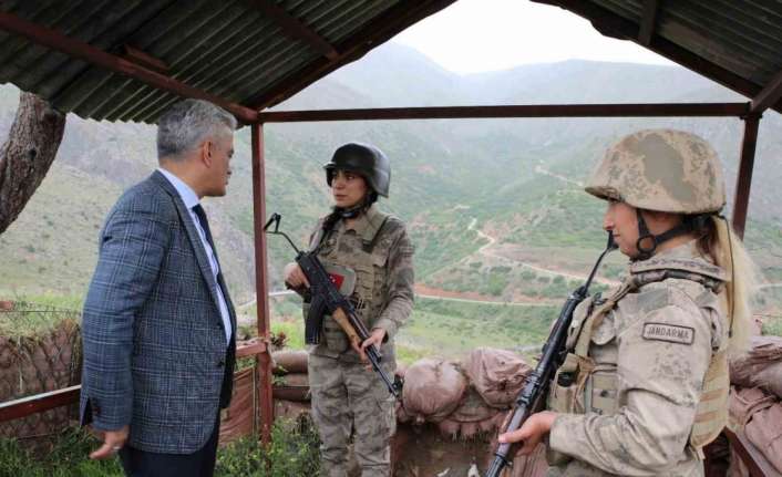 ERZİNCAN VALİSİ MEHMET MAKAS, ÜS BÖLGESİNDEKİ GÜVENLİK GÖREVLİLERİNİ ZİYARET ETTİ
