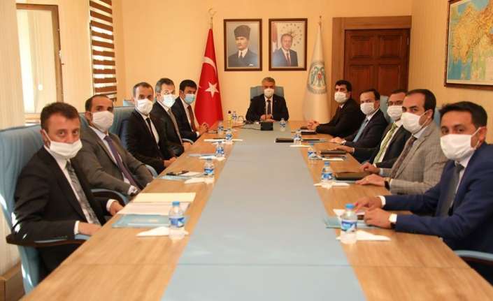 Erzincan Valisi Mehmet Makas, kaymakamlarla bir araya gelerek brifing aldı.