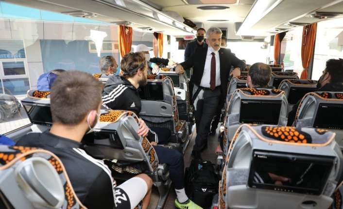 Vali Mehmet Makas, 2. ligde mücadele eden 24Erzincanspora moral ziyaretinde