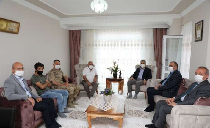 Erzincan Valisi Mehmet Makas, şehit babalarının Babalar Gününü kutladı.