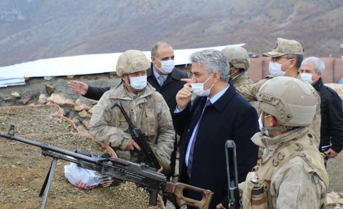 Erzincan Valisi Mehmet Makas, üs bölgelerinde nöbet tutan askerleri ziyaret
