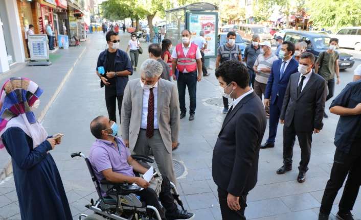 Korona virüs (Covid-19) denetimine çıkan Erzincan Valisi Mehmet Makas, “Ben
