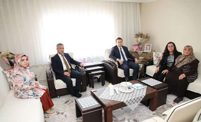 Erzincan’da şehit ailelerine ziyarette bulunan Vali Vekili Deniz Arabacı, “Vatanımız