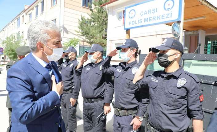 Erzincan Valisi Mehmet Makas, görev başındaki emniyet ve jandarma ekiplerini