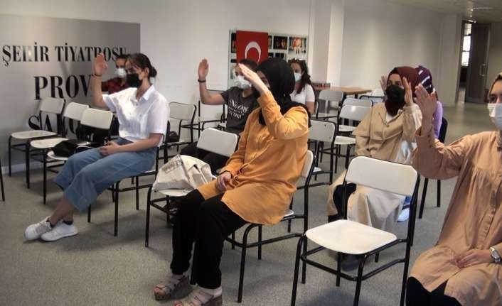 Erzincan’da, işitme engelli bireylerin toplumla iletişim olanaklarını artırmak, vatandaşların işitme