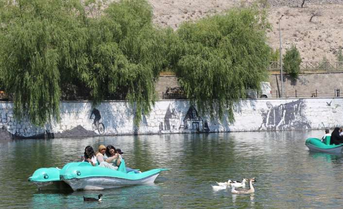 Yaz aylarının vazgeçilmezi pikniklerin gözde alanlarından olan Ekşisu mesire alanı