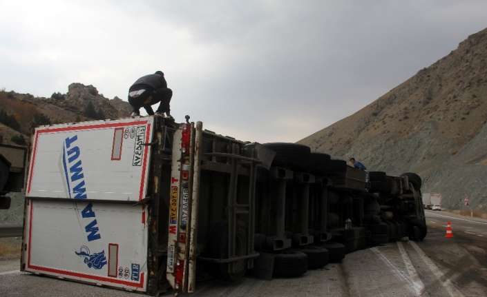 Erzincan’da viraja kontrolsüz giren bakır yüklü tır, rüzgârında etkisiyle devrildi.