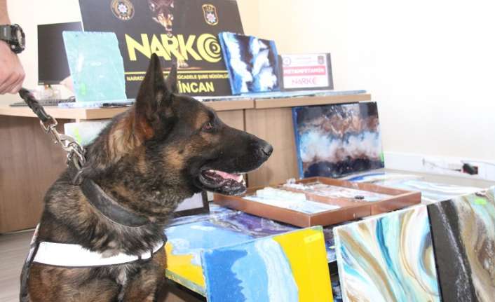 YAĞLI BOYA TABLOLARA SIKIŞTIRILMIŞ UYUŞTURUCU ELE GEÇİRİLDİ