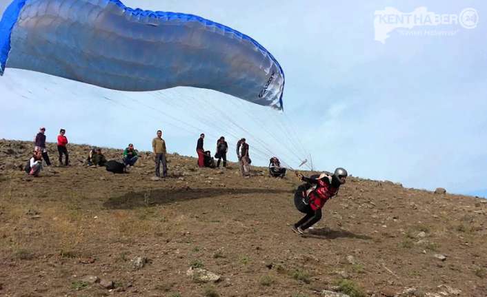 Erzincan’da yamaç paraşütçülerini takip