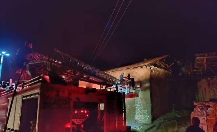 Erzincan’ın Çayırlı ilçesine bağlı Çaykent köyünde çıkan yangında bir ev