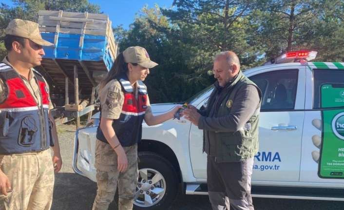 Erzincan’da yaralı halde bulunan su kuşu jandarma ekipleri tarafından koruma