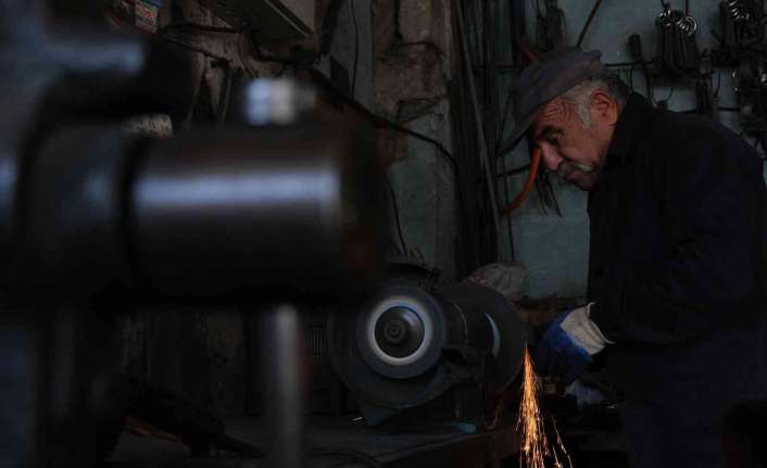 Erzincan’da yaşayan 64 yaşındaki Cahit Atamer, 14 yaşından bu yana