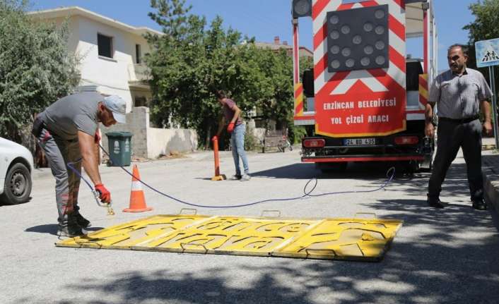 Erzincan Belediyesi, yaya ve araç güvenliğini sağlamak amacıyla vatandaşların yoğun