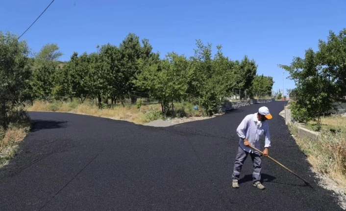 Erzincan Belediyesi, yol bakım onarım çalışmaları kapsamında Yaylabaşı Yerleşkesi’nde başlattığı