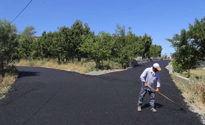 Erzincan Belediye Başkanı Bekir Aksun’un talimatları doğrultusunda kentte sıcak asfalt