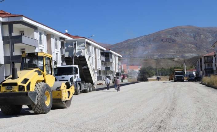 Erzincan’da yeni imara açılan bölgelerde yol yapım çalışmaları sürdürülüyor.
