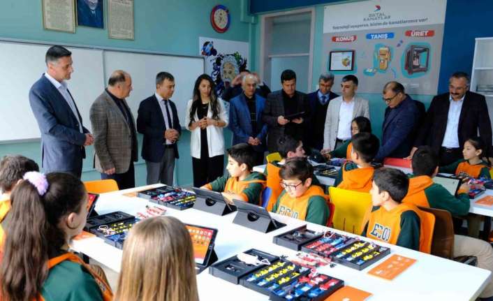 ERZİNCAN’DA 'DİJİTAL KANATLAR' PROJESİ ÇERÇEVESİNDE OLUŞTURULAN BİLİŞİM TEKNOLOJİ SINIFINDA ÖĞRENCİLER,