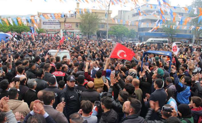 Türkiye'nin Otomobili Girişim Grubu'nun T10X modeli olan TOGG, Erzincan'da tanıtım