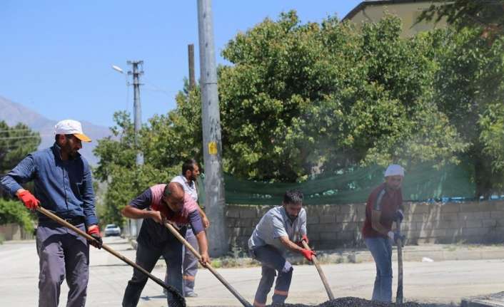 Erzincan’da Fen İşleri Müdürlüğü ekipleri tarafından bozuk ve yıpranmış durumdaki