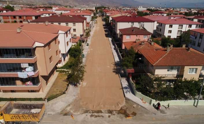 ERZİNCAN BELEDİYESİ FEN İŞLERİ MÜDÜRLÜĞÜ EKİPLERİ YOL GENİŞLETME ÇALIŞMALARINI SÜRDÜRÜYOR