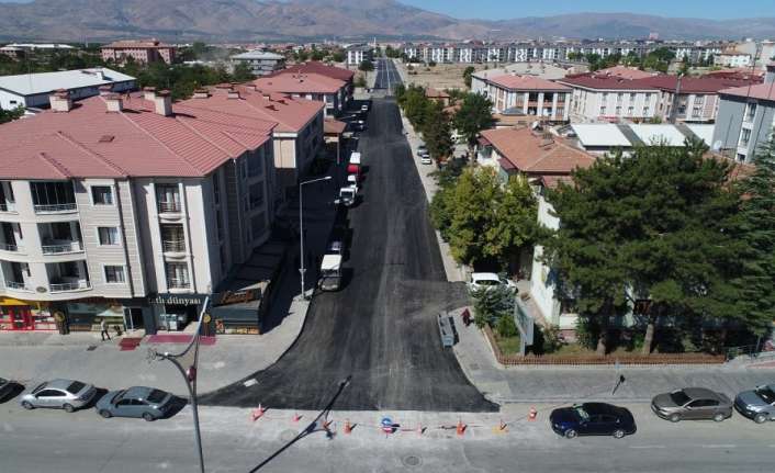 Erzincan’da yol yenileme çalışmaları devam ediyor.