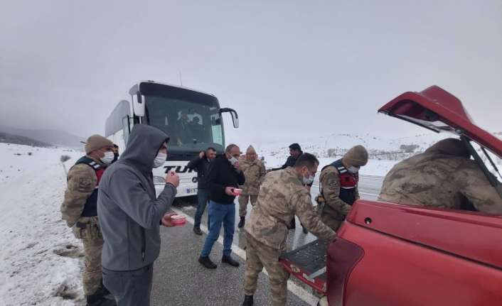 Erzincan-Sivas kara yolunda yoğun kar yağışı ve tipi nedeniyle yolda