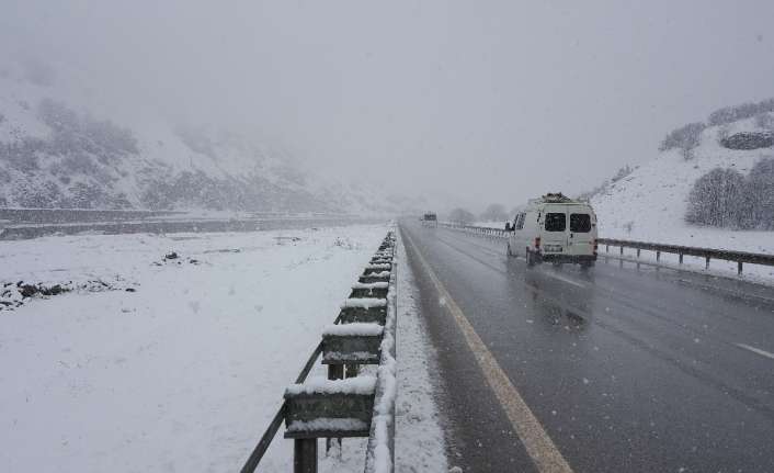 Doğu Anadolu Bölgesindeki Erzincan, Tunceli ve Ardahan çevrelerinde karla karışık