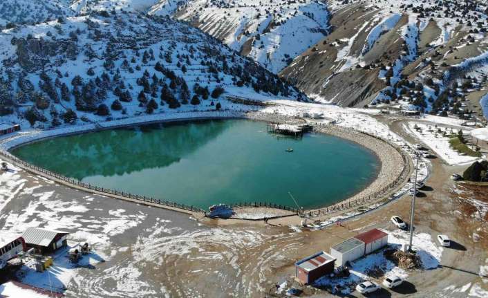 Erzincan’da soğuk havanın etkisiyle yüzeyi buzla kaplanan Ardıçlı Gölü’nde güzel