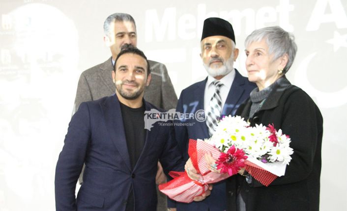 Dedesinin ismini taşıyan okulda öğrenciler ile bir araya gelen Milli