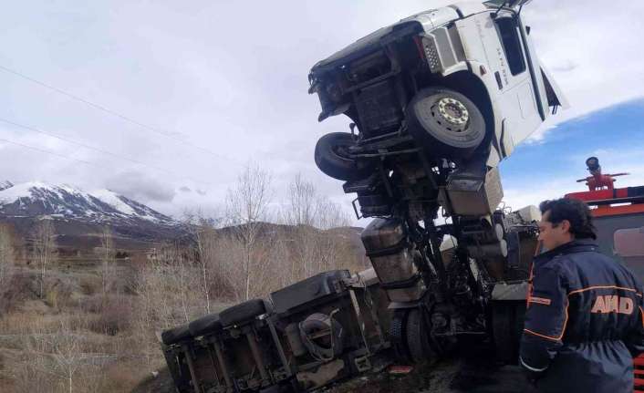 Erzincan’da zift yüklü tırın devrilmesi sonucu meydana gelen trafik kazasında