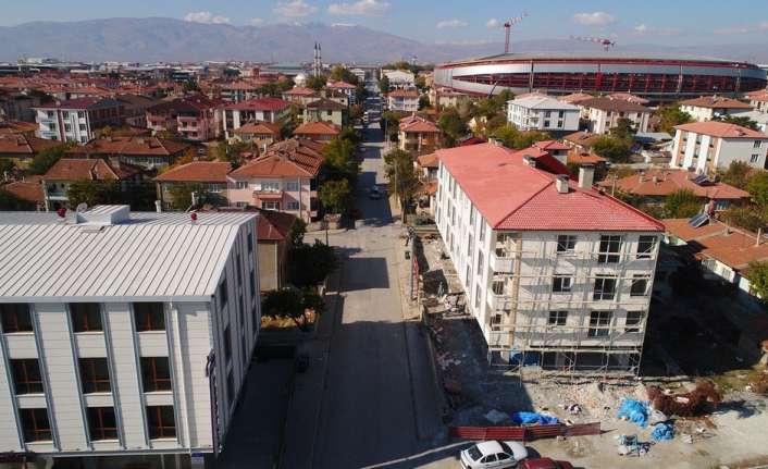 Erzincan Belediyesi Fen İşleri Müdürlüğü ekipleri Zübeyde Hanım Caddesinde yol