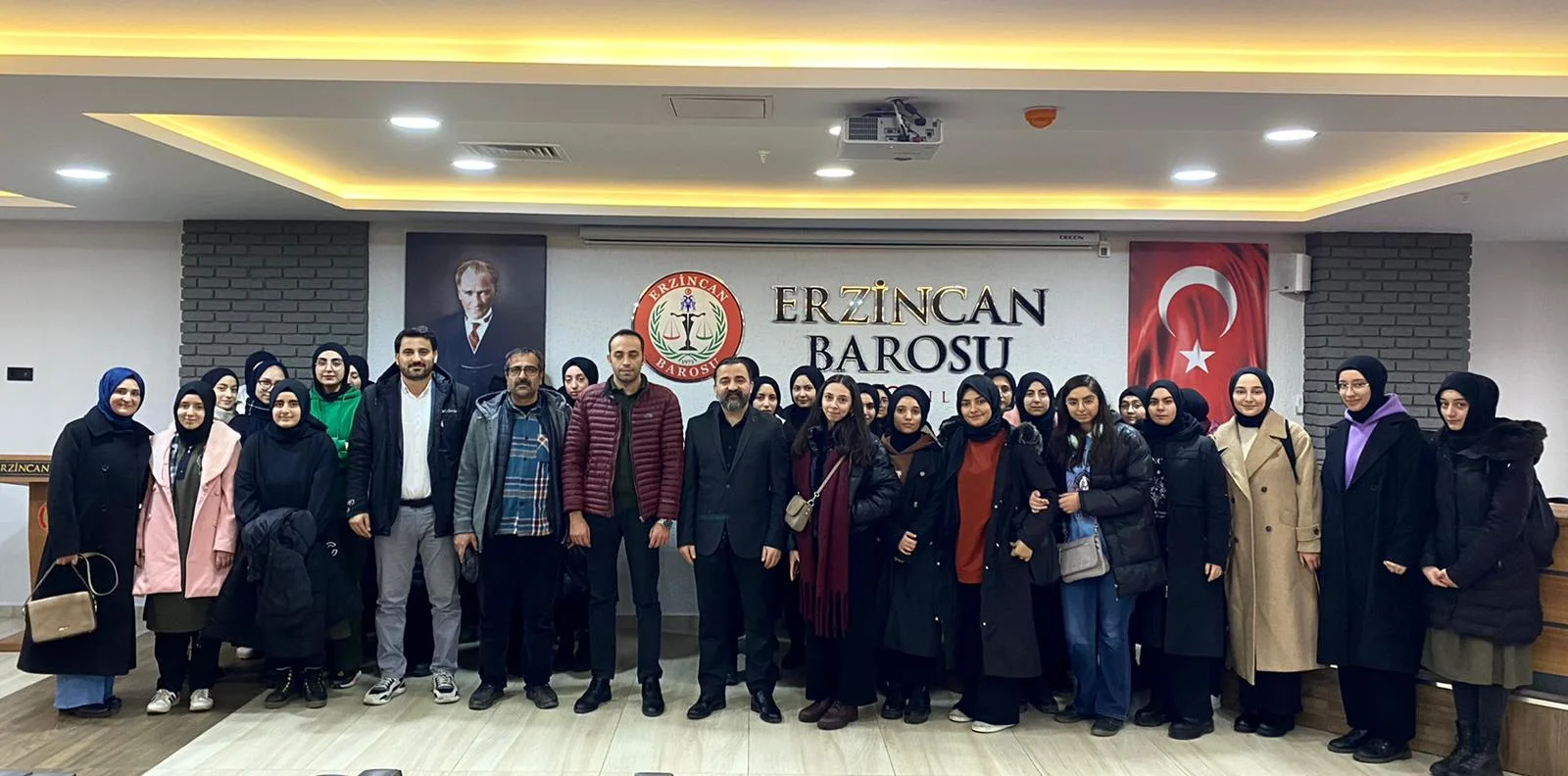 Kariyer söyleşileri etkinlikleri kapsamında Erzincan Barosunu ziyaret eden Anadolu İmam