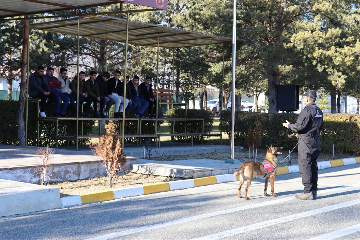 Erzincan’da Cumhuriyet'in 100. yılı etkinlikleri kapsamında lise öğrencilerine jandarmanın faaliyetleri