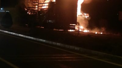 Erzincan istikametine doğru seyir halinde iken yanan tır kullanılamaz hale