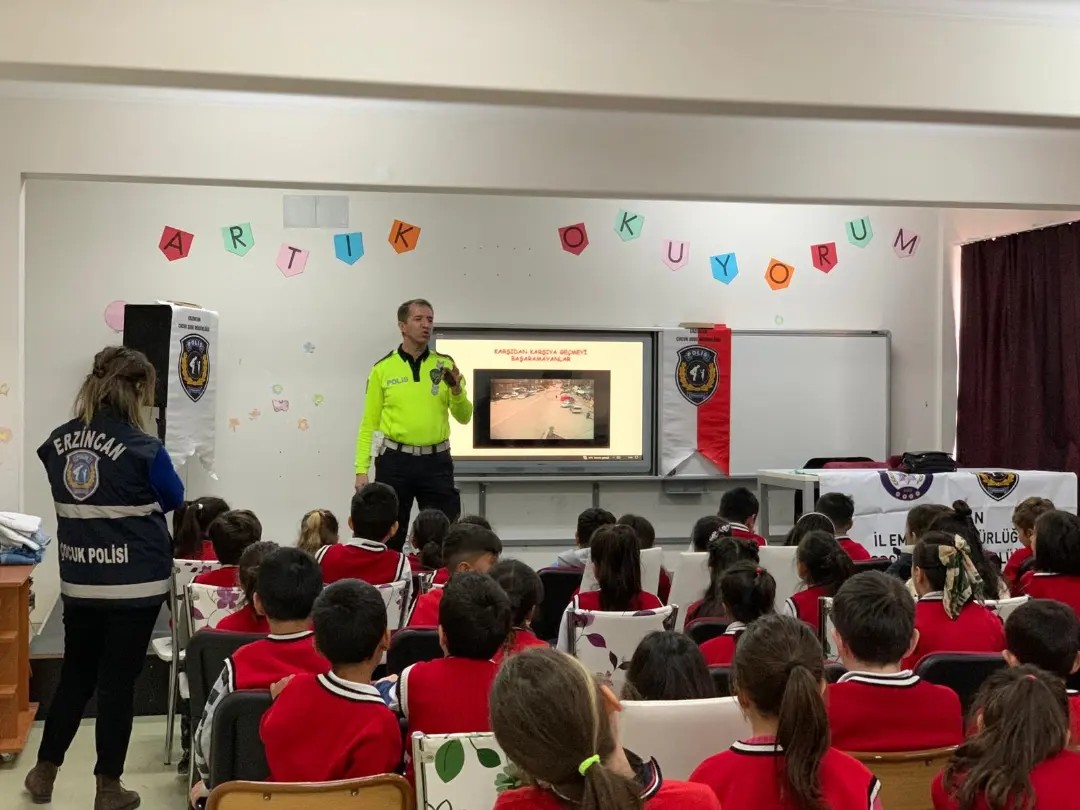 Erzincan Polisi minik öğrencileri bilgilendiriyor