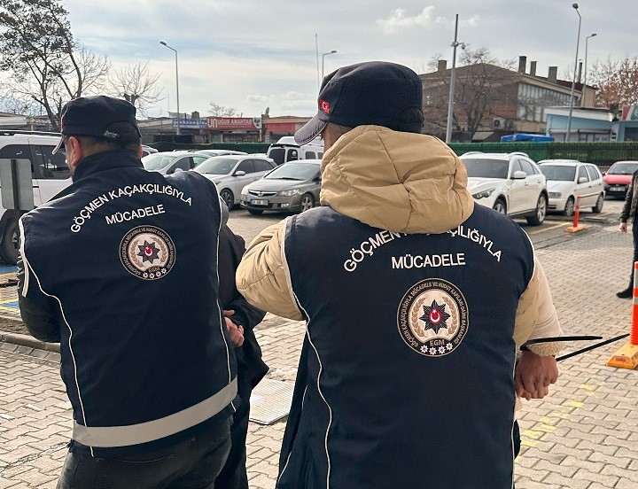 Erzincan'da uygulama noktasında polisin şüphelenip durdurduğu araçta ülkeye yasadışı yollarla