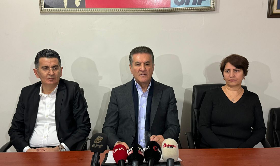 Basın mensupları ile bir araya gelen Cumhuriyet Halk Partisi Erzincan