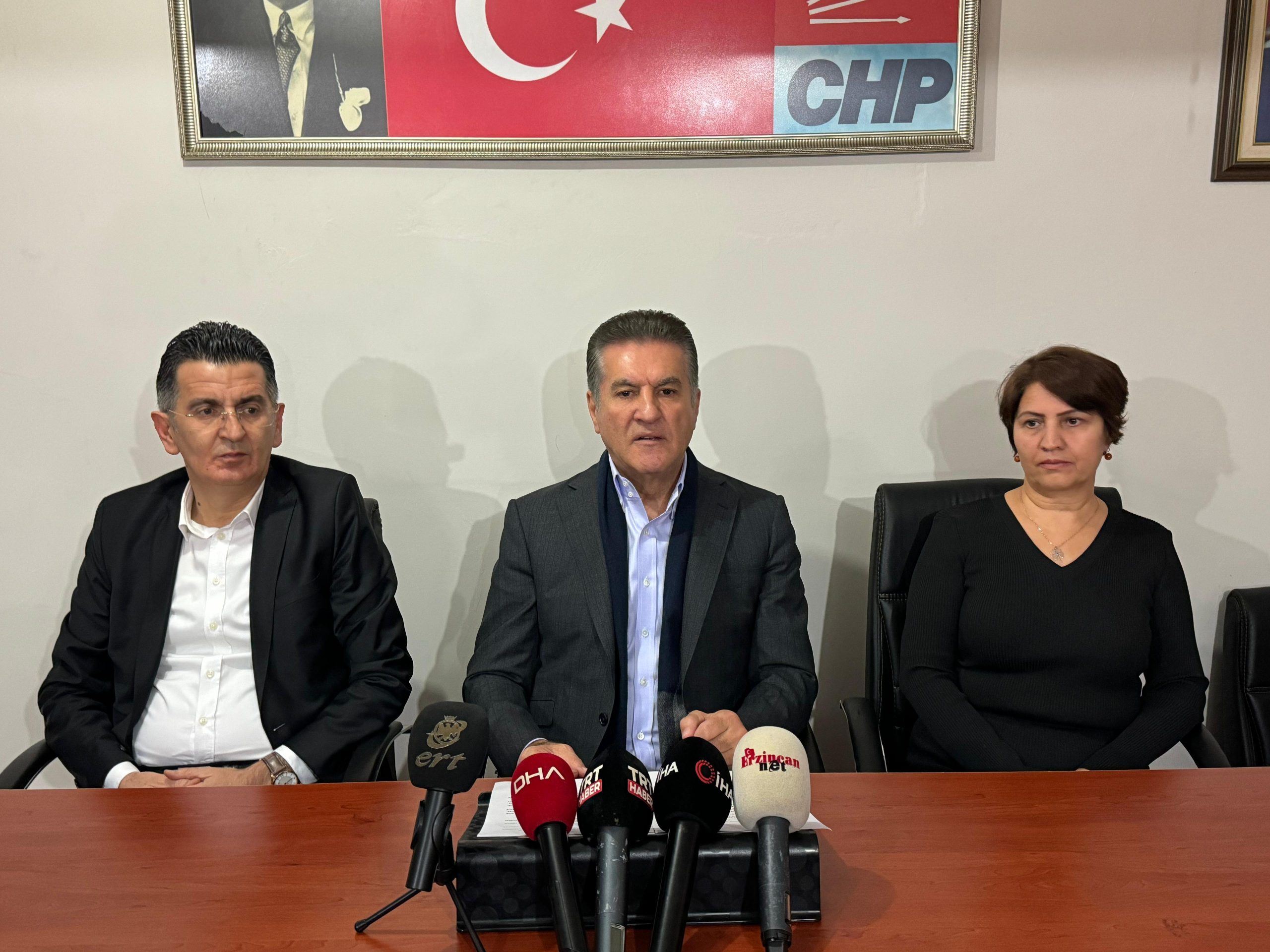 Basın mensupları ile bir araya gelen Cumhuriyet Halk Partisi Erzincan