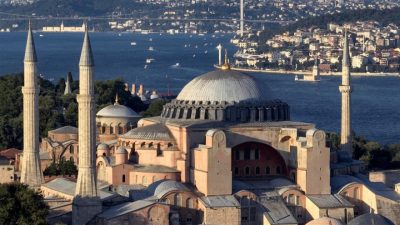 Ayasofya-i Kebir Camii Şerifi’nde ibadete gelenler ile tarihî camiyi kültürel
