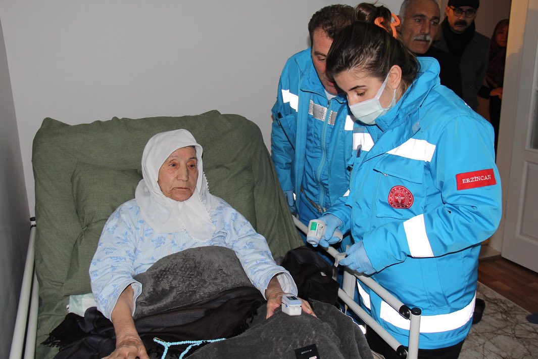 Erzincan’da Evde Sağlık Hizmetleri Birimi hastalara şifa götürüyor