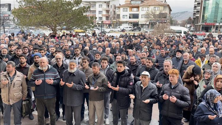 Umre Yolcuları Duâlarla Uğurlandı