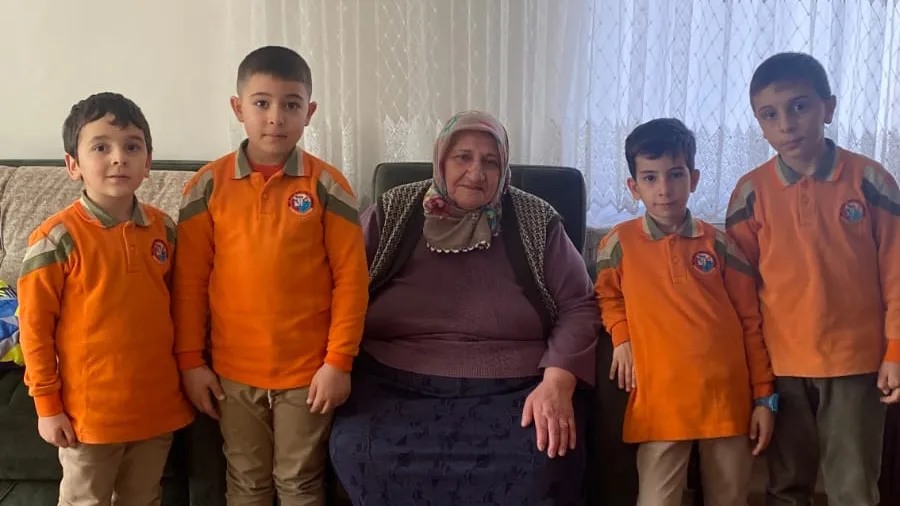 Erzincan’da, Şehit annesi öğrenciler tarafından ziyaret edildi