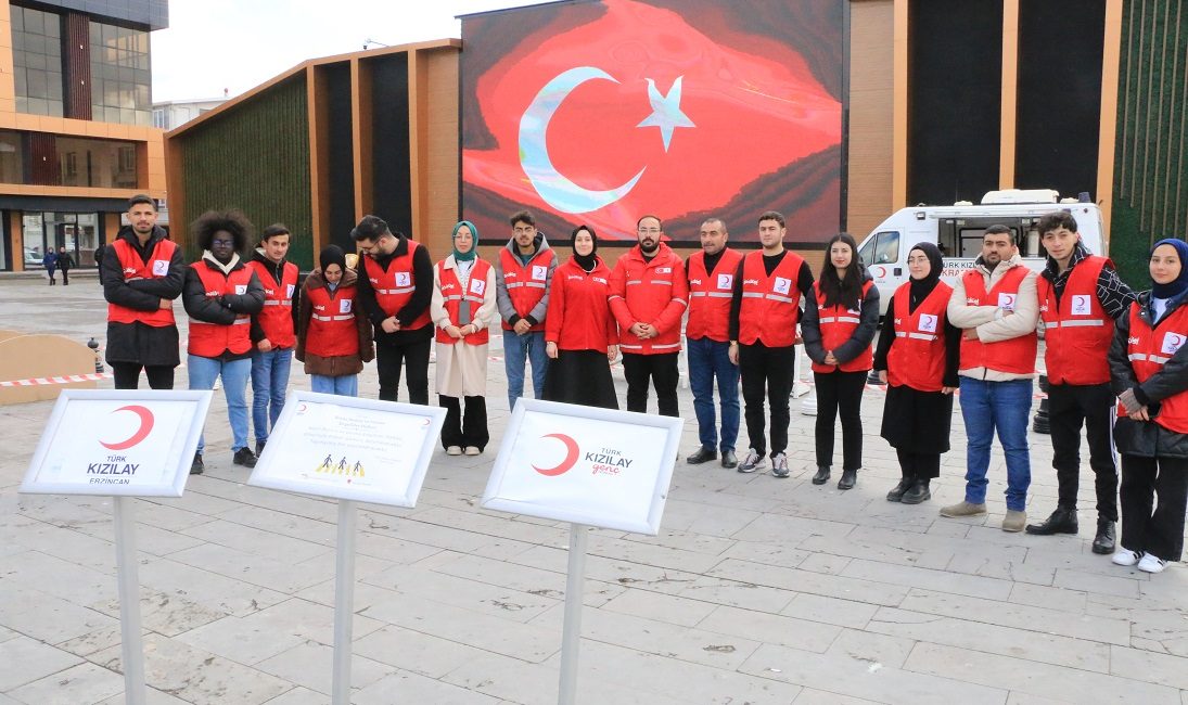 Türk Kızılay Erzincan Şubesi Genç Kızılay Gönüllülerinden oluşan bir grup